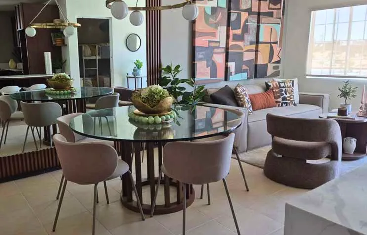Comedor decorado junto a la sala