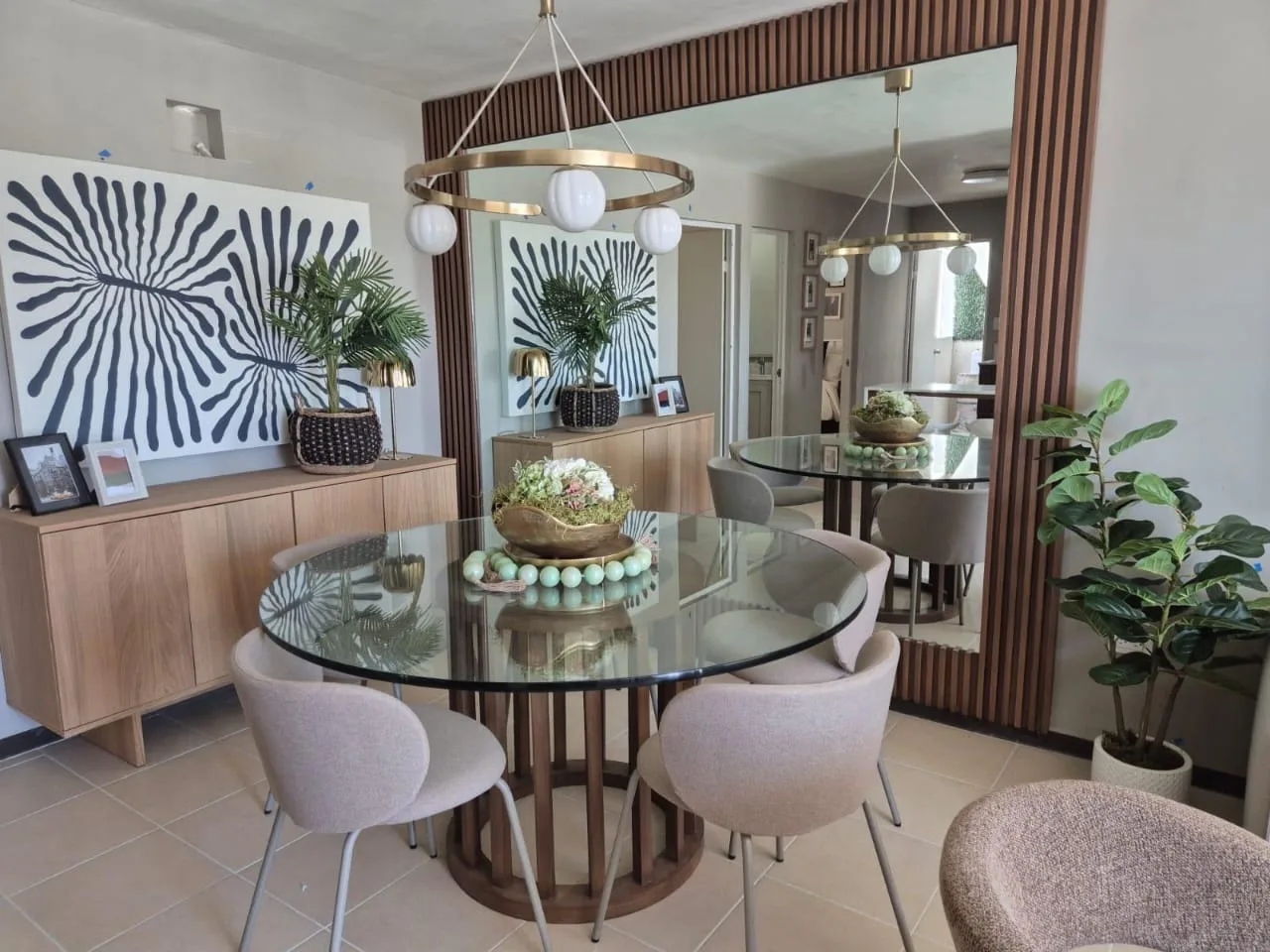 Comedor con mesa de cristal